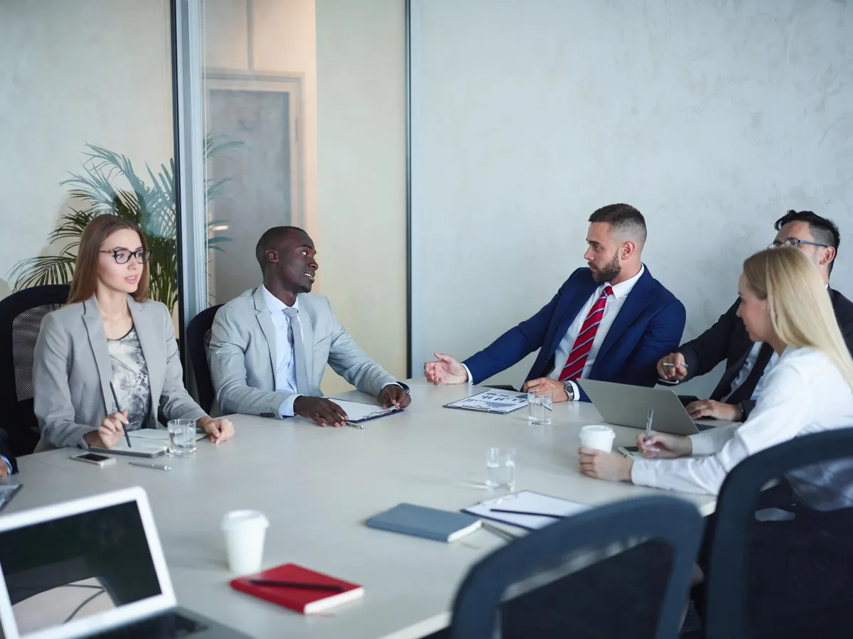 Consultoría Alfa Empresarial - Ejecutivos en sesión estratégica